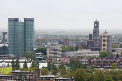 818234 Overzicht van een deel van de stad Utrecht, vanaf de Prins Clausbrug over het Amsterdam-Rijnkanaal, uit het ...